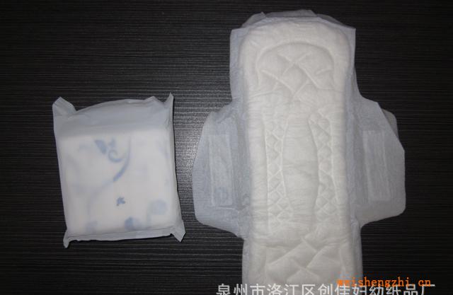 衛(wèi)生巾加工紙尿褲加工特長衛(wèi)生巾加工三片式藍(lán)芯片立體護(hù)圍