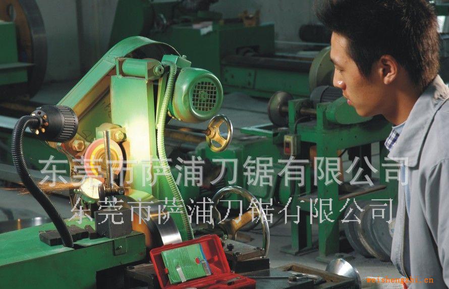 東莞薩浦專業(yè)生產(chǎn)國(guó)內(nèi)先進(jìn)鋼帶拉邊機(jī)。鋼帶去毛刺機(jī)器